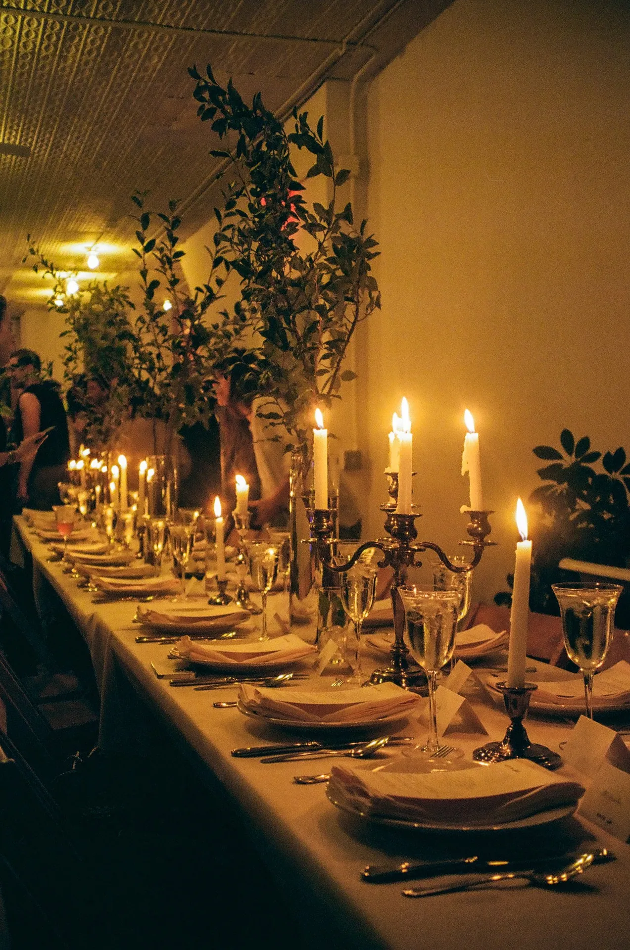 A candlelit table at LEE’S
